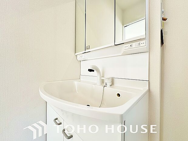 洗面台には三面鏡を採用。鏡の後ろに収納スペースを設ける事により洗面台周りもすっきりします。