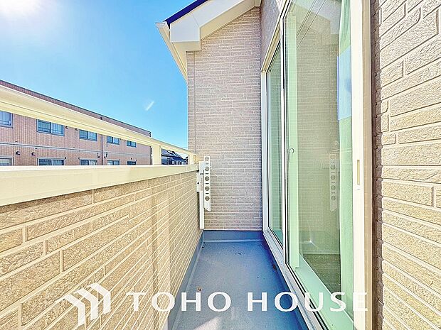 暖かい陽ざしが差込むバルコニー。晴れた日には、洗濯物が良く乾きます。風通しも良好です。