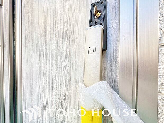 ボタン一つで施錠・解錠できる電子錠は、防犯意識の高まりから補助錠として選ばれることが増えています。