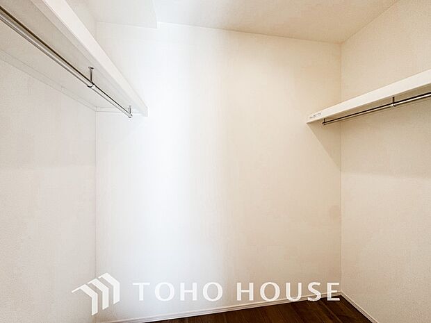 建物内部の収納には拘りました。共有部分に設けた収納。お荷物が多い方にも安心です。