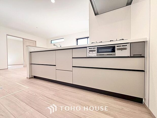 美しく使いやすいキッチン空間。優しい温もりを醸し出すキッチンは料理の為の配慮を随所に注ぎました。