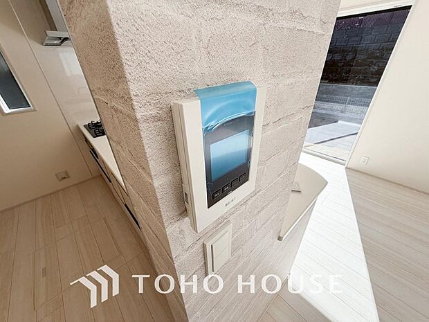 誰が来てもわかる様にモニター付きインターホンを設置。家事導線を考慮した個所に設置し、防犯性と利便性に優れ快適と安らぎを合わせた優しい設計。