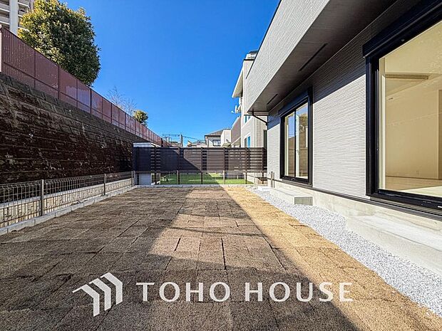 お子様がお庭で遊ぶのを見守りつつ、キッチンでお料理やリビングでくつろぐことができる安心な間取り。