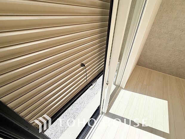 戸建にも防犯機能のシャッターを完備しております。寒い冬でも中から開閉がラクラクな所も便利です。