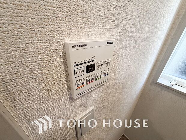 「浴室換気乾燥暖房機」その名のとおり、乾燥・暖房・換気・涼風・24時間換気と年間を通じて活躍してくれる多機能アイテムです。雨の日のお洗濯物干しからシックハウス対策まで幅広く活躍してくれます。