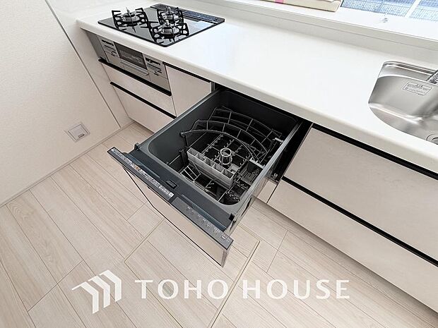「ビルトインタイプ食器洗乾燥機」食器洗いの手間・時間が軽減できるアイテム。高温水や高圧水流を使うことにより効率よく食器洗浄できます。殺菌効果も高いので哺乳瓶などを使う家庭でも大変便利です。