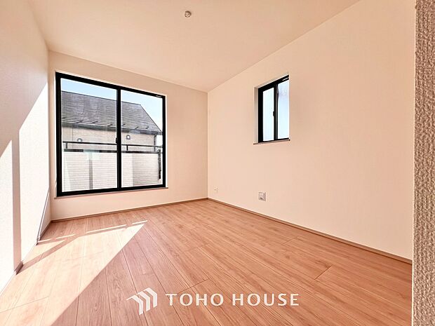 家具の配置のし易い室内です。趣味の部屋としても充分な広さを確保しております。