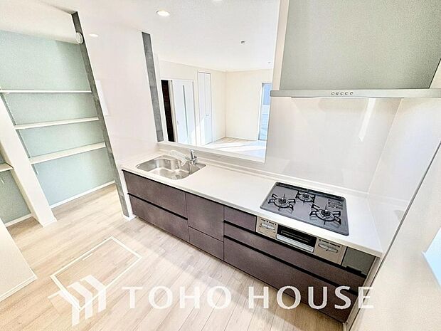 夫婦そろってキッチンに立っても調理がしやすく余裕の広さ。家事をしながら会話も弾みます。