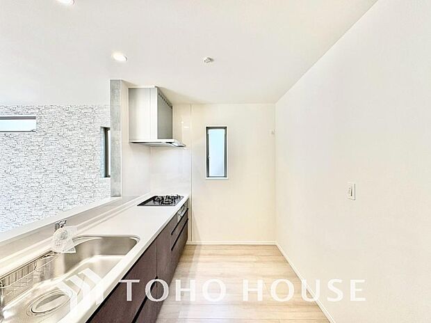 キッチンの収納は、デッドスペースになりやすい箇所を有効活用できる、スライド式収納を採用しました。