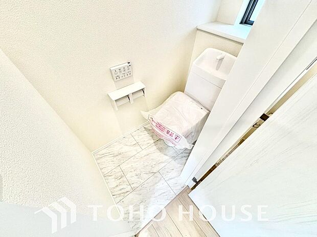 十分な広さと清潔感のあるカラーで纏まったおトイレ。時間に余裕とゆとりを持たせます。