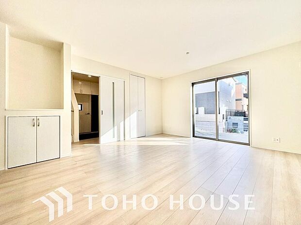 リビングも広く設け、訪れる人々を暖かく迎えてくれます。