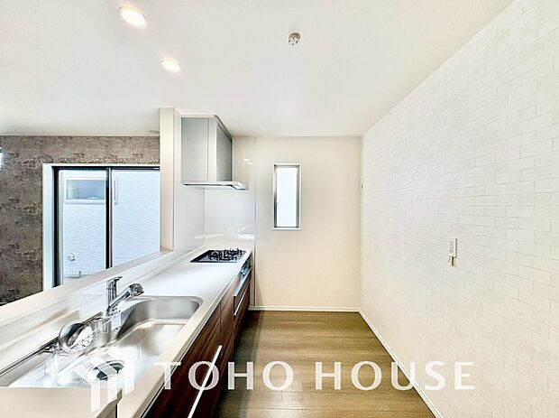 キッチンの収納は、デッドスペースになりやすい箇所を有効活用できる、スライド式収納を採用しました。