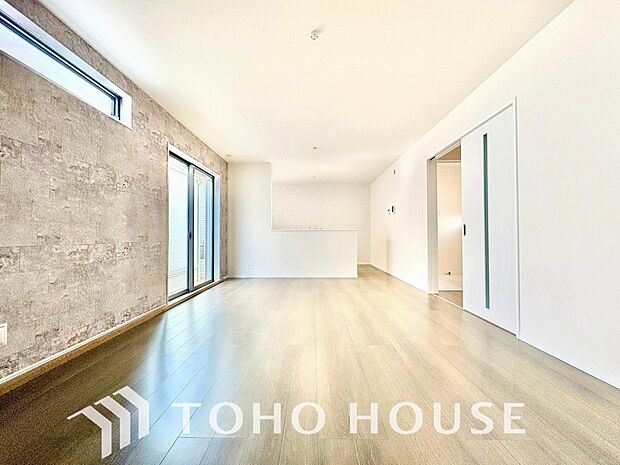 リビングも広く設け、訪れる人々を暖かく迎えてくれます。