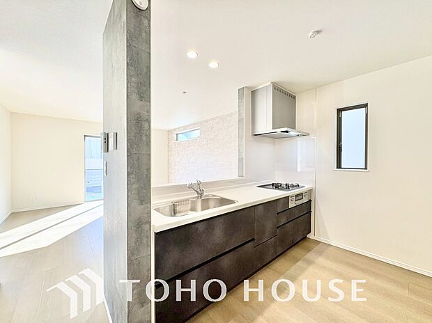 夫婦そろってキッチンに立っても調理がしやすく余裕の広さ。家事をしながら会話も弾みます。