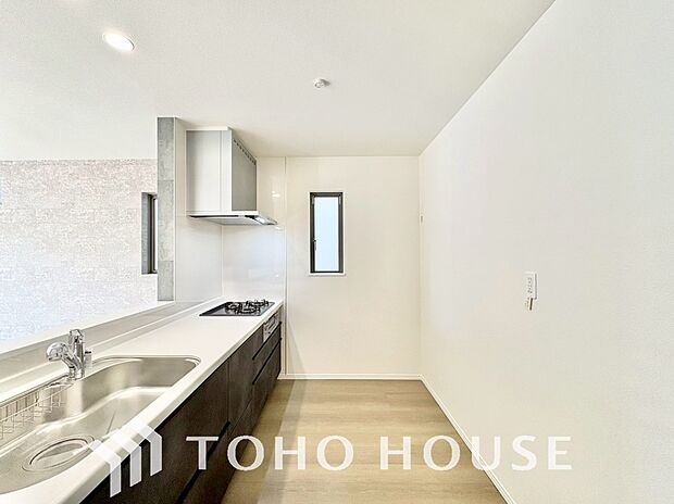 キッチンの収納は、デッドスペースになりやすい箇所を有効活用できる、スライド式収納を採用しました。