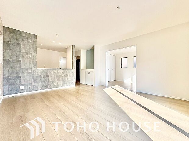 リビングも広く設け、訪れる人々を暖かく迎えてくれます。