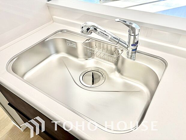 ワンタッチで浄水と原水を切り替えできる浄水器一体型水栓は水道水に含まれる有害物質を除去してくれます。