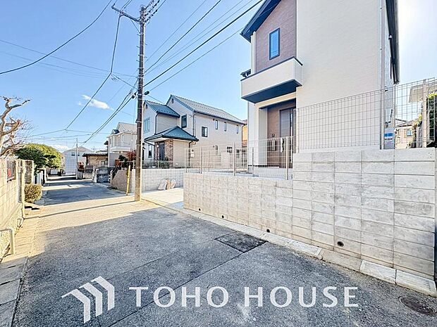 街並みの風景に包み込まれながら、瀟洒な印象も湛えて佇みます。