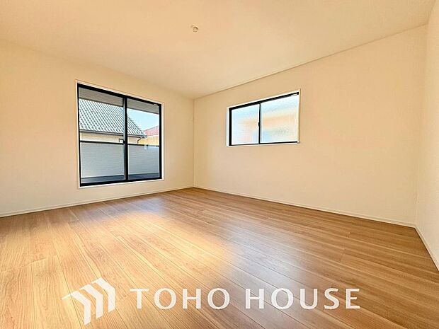 清潔感あるホワイトの壁紙と温もり溢れるカラーの床材が見事に調和した本邸宅。