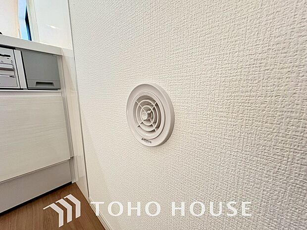 「24時間換気システム」24時間換気を行う呼吸をする家。小屋裏と壁体内の強制的な換気も同時に行っており、建物の構造体の中の湿気も戸外に排気して建物の耐久性を高める役割も担っています。