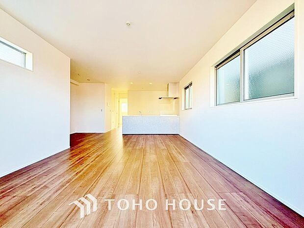 光が注がれる青い空から鮮やかに赤色にゆっくりと染まる。そんな優しい時間がここでは流れてゆく。