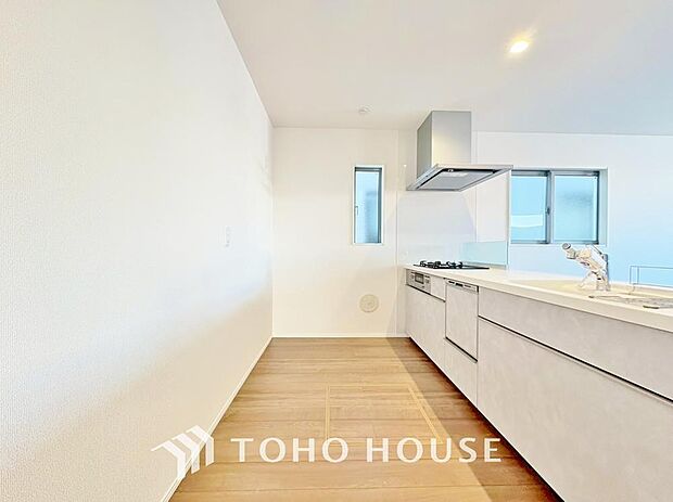 広々キッチンを採用。みんなで作った料理を召し上がりながらの会話は、どのような物になるのでしょうか。