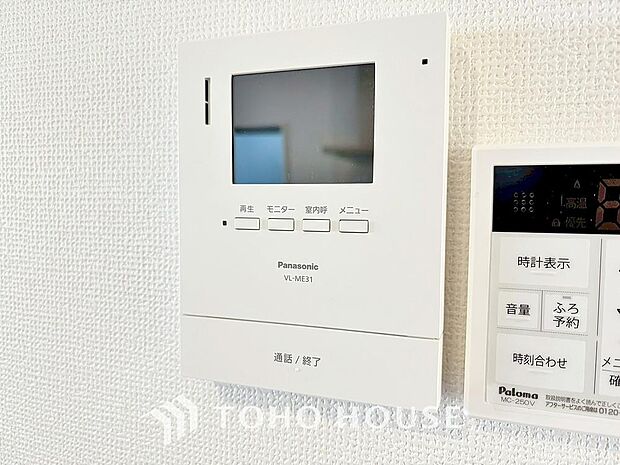 誰が来てもわかる様にモニター付きインターホンを設置。家事導線を考慮した個所に設置し、防犯性と利便性に優れ快適と安らぎを合わせた優しい設計。