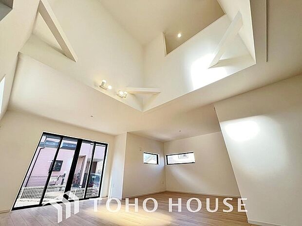 光が注がれる青い空から鮮やかに赤色にゆっくりと染まる。そんな優しい時間がここでは流れてゆく。