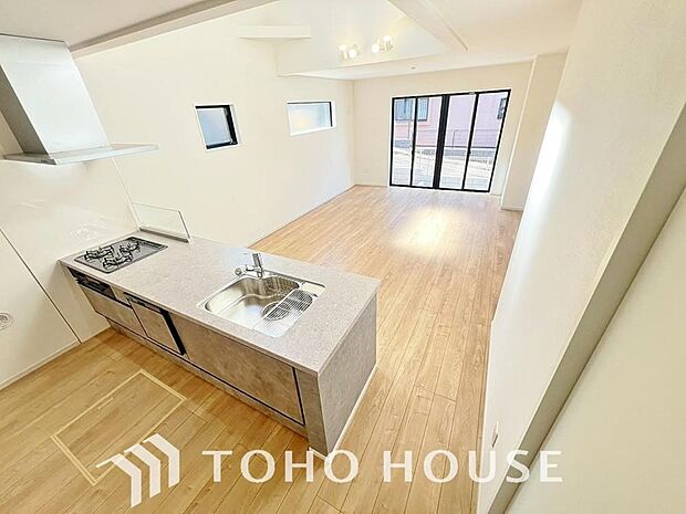 ご家族みんなで調理ができる位のスペースを実現したキッチン空間となっております。