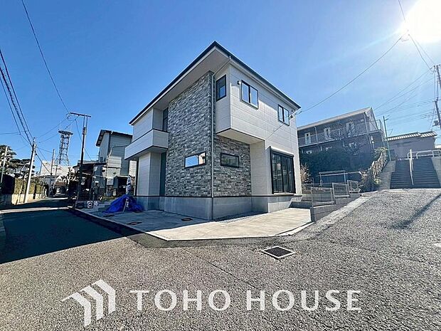 周辺環境とのコラボレーションにより明るく開放的な空間を演出しております。