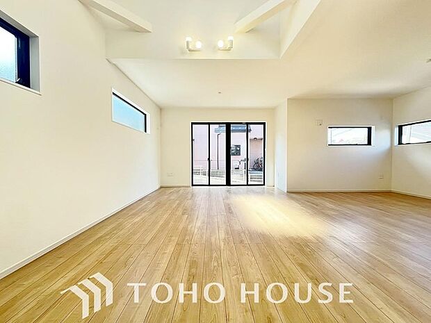 リビングも広く設け、訪れる人々を暖かく迎えてくれます。