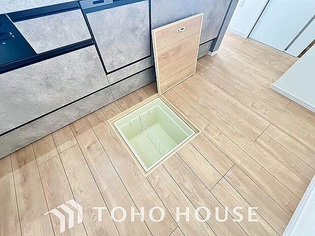 食品ストックや非常食・保存食の保管庫として活用できます。住まいの床下点検口としての役割もあります。