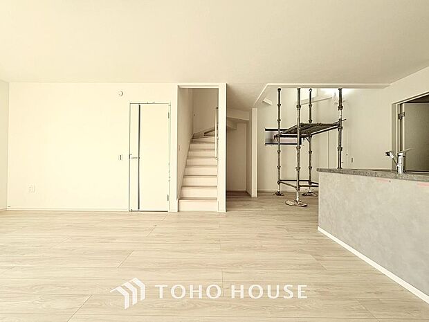 リビングも広く設け、訪れる人々を暖かく迎えてくれます。