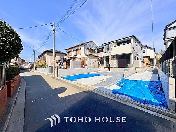 街並みの風景に包み込まれながら、瀟洒な印象も湛えて佇みます。