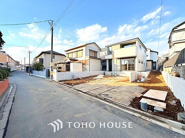 街並みの風景に包み込まれながら、瀟洒な印象も湛えて佇みます。