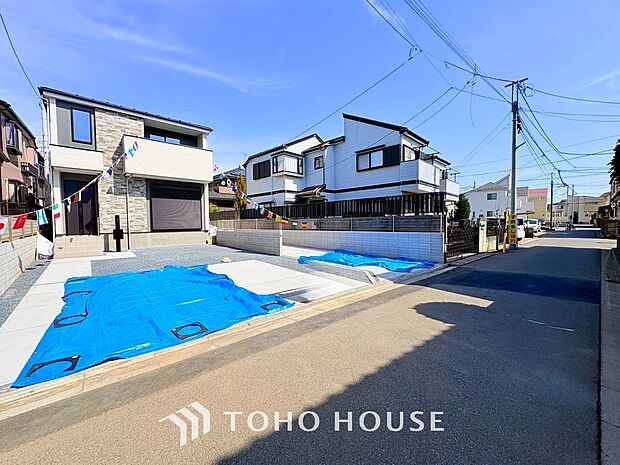 ゆったりとした駐車スペースを確保いたしましたので、大きめのお車でも駐車可能です。