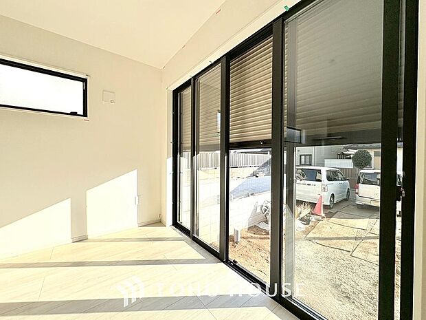 台風などの激しい雨風からお家を守るのはもちろん、空き巣対策などの防犯抑止や防音にも効果を発揮します。