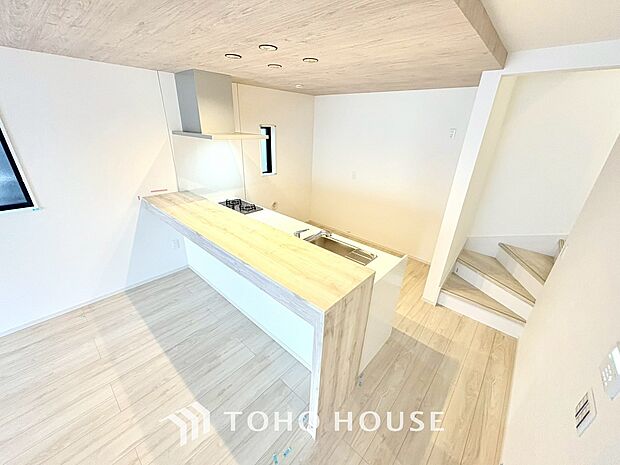 リビングも広く設け、訪れる人々を暖かく迎えてくれます。