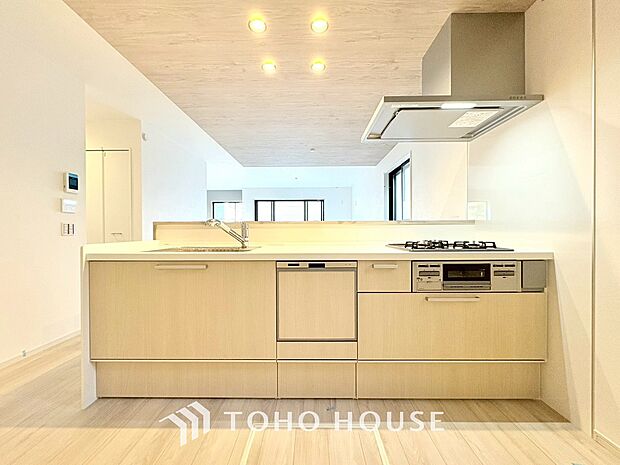 キッチンの収納は、デッドスペースになりやすい箇所を有効活用できる、スライド式収納を採用しました。