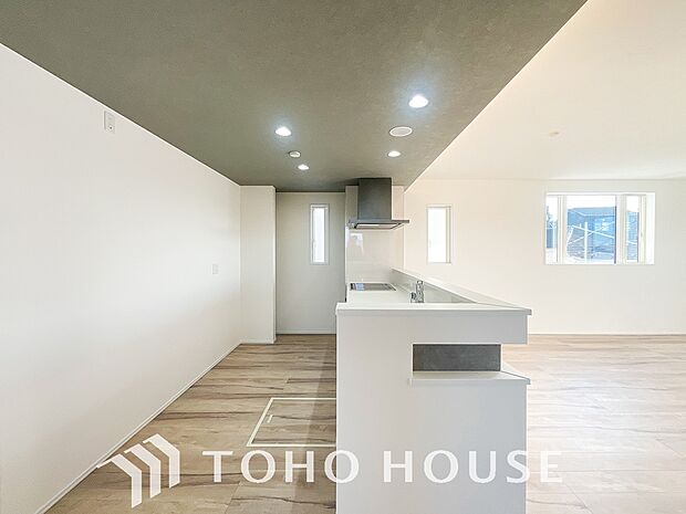 キッチンの収納は、デッドスペースになりやすい箇所を有効活用できる、スライド式収納を採用しました。