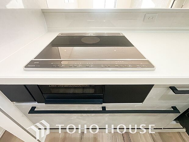 IHクッキングヒーターはフラットトップで汚れもサッとふくだけで簡単にお手入れをすることができます。