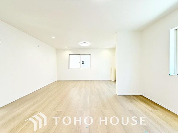 光が注がれる青い空から鮮やかに赤色にゆっくりと染まる。そんな優しい時間がここでは流れてゆく。