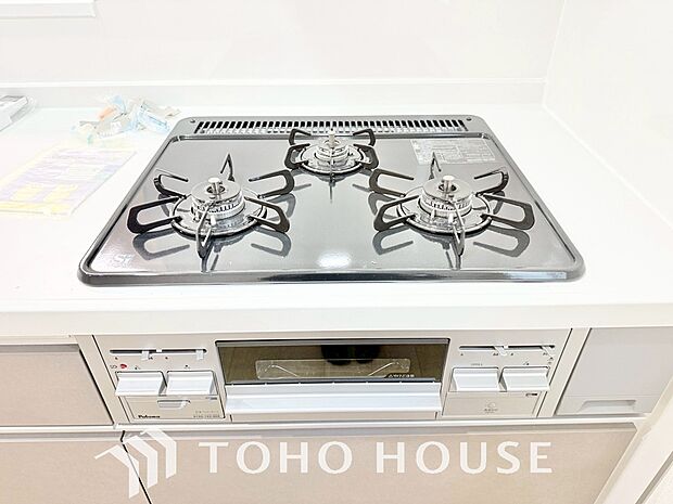 3口コンロは一度に複数のお料理を作ることができるメリットがあります。毎日のキッチンタイムを効率よく。