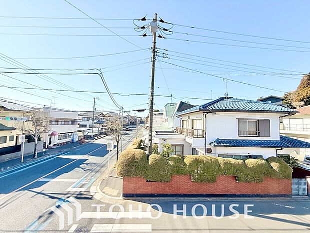 星空が地上に映りこむかのような夜景のきらめきまで、この街ならではの美しい風景の物語が室内に展開。