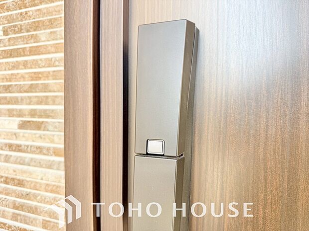 合鍵防止・オートロック設定などの防犯性の高さはもちろん、手がふさがっている時や暗がりでも鍵を探すことなく開錠できる使いやすさも魅力です。