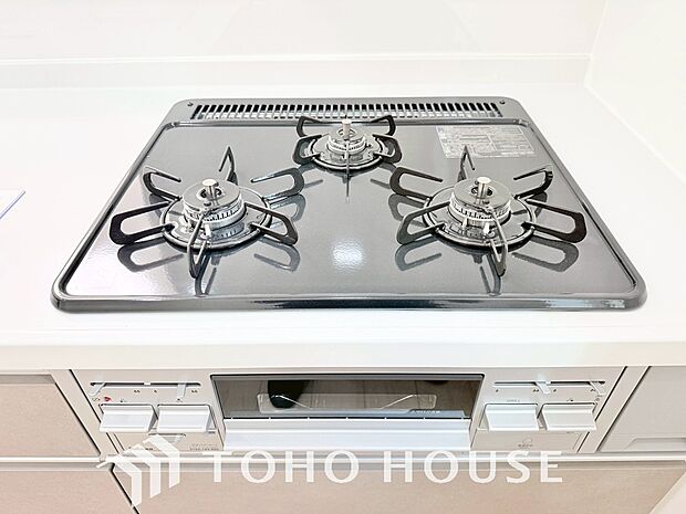 3口コンロは一度に複数のお料理を作ることができるメリットがあります。毎日のキッチンタイムを効率よく。
