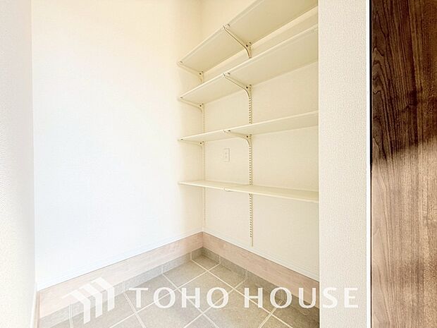 人を迎え入れる最初の場所だからこそ、清潔感が大事。ゆとりあるシューズインクロークも設置しました。