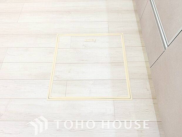 キッチン下部に設けた床下収納。缶詰のストックや非常食、梅酒や味噌などの保存食入れとして利用可です。