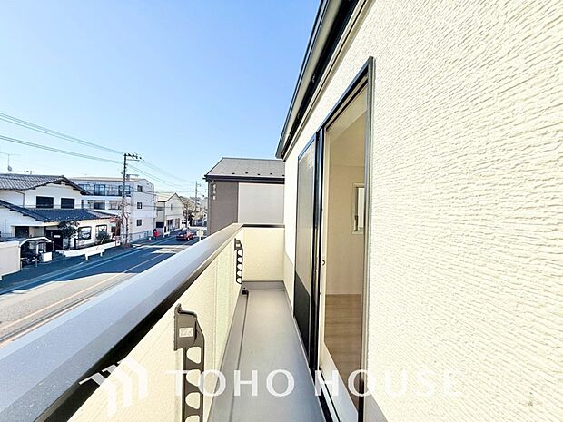 ワイドバルコニーを設け、大家族にも対応できる物干しスペースを確保しております。