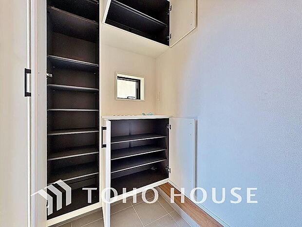 温かみのある色合いでデザインされた玄関は、優しい雰囲気です。帰りたくなる、安息の住まいです。